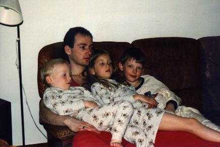 Jag med mina tre trtta barn, Simon, Sara och Emil.